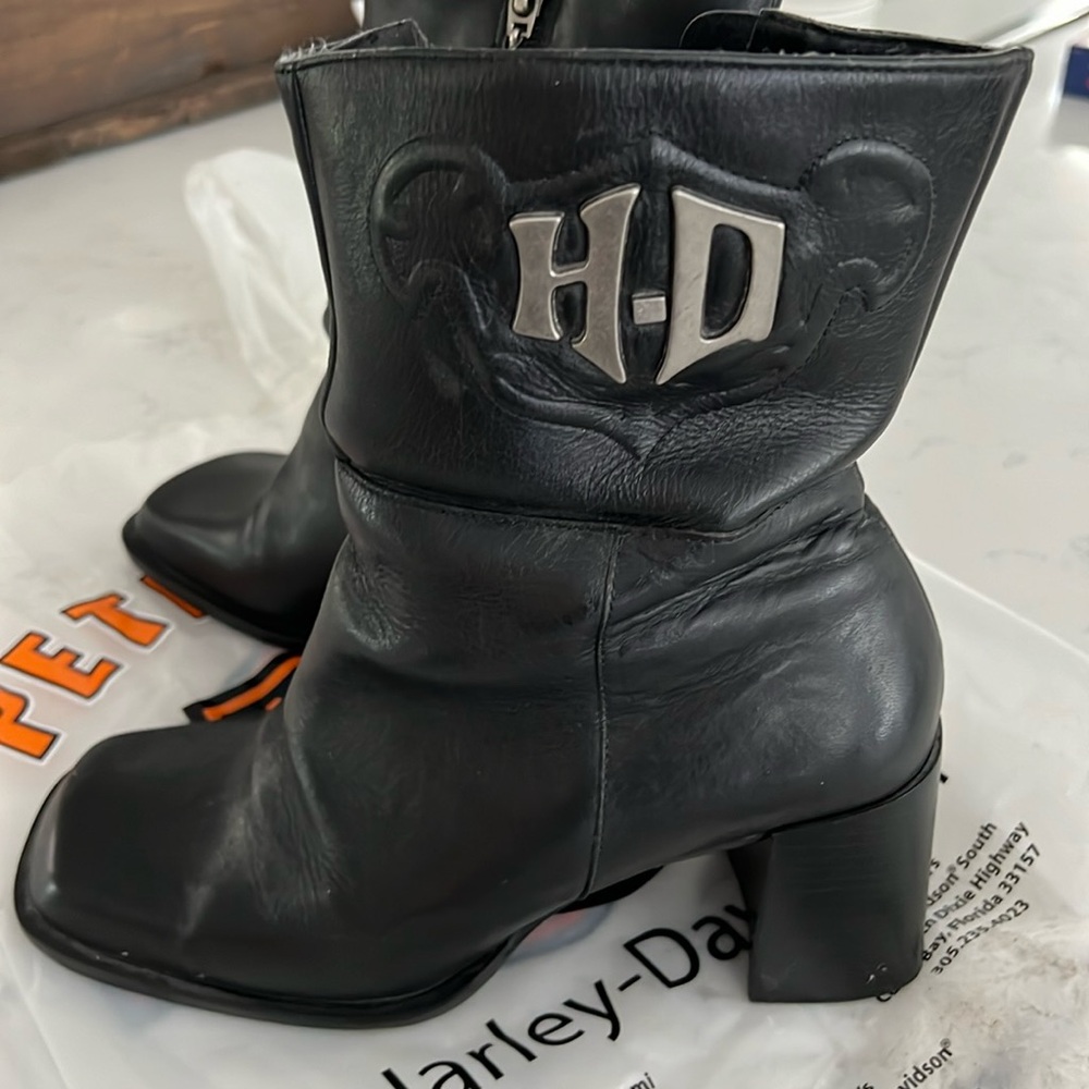 Women’s Harley Davidson insignia black leather boots size 7.5